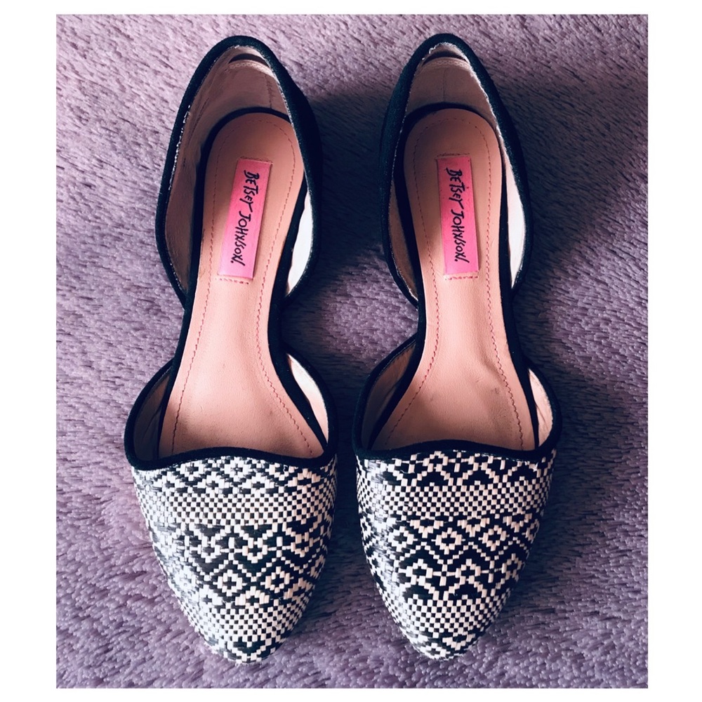 BETSEY JOHNSON “COCOH” Raffia and Suede Flats 6.5